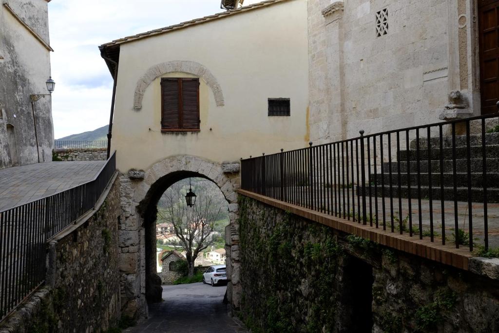圣杰米尼La casa di una volta的建筑中一条有拱门的小巷