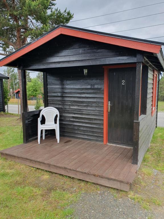 MysusæterBjørgebu Camping AS的木制甲板上的白色椅子