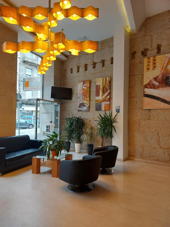 维戈U Hotel Ogalia Vigo的大堂配有沙发和桌椅