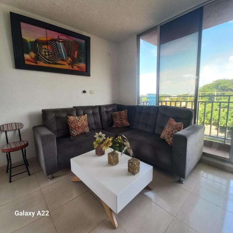 巴耶杜帕尔APARTAMENTO AMOBLADO - SIN AIRE ACONDICIONADO的客厅配有沙发和桌子