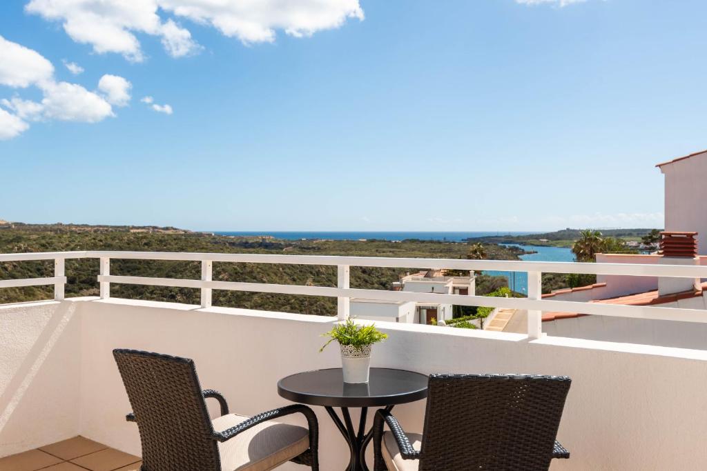 马翁Villa Cayetana的一个带桌椅的海景阳台