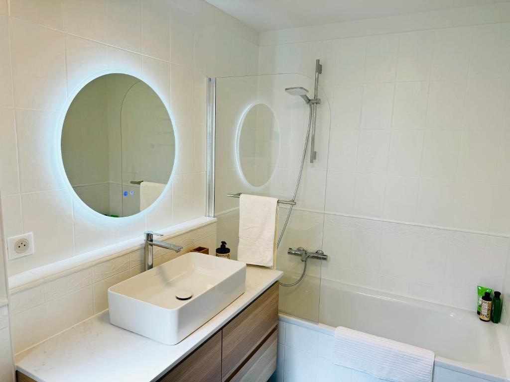 博索莱伊Penthouse over Monaco的白色的浴室设有水槽和镜子