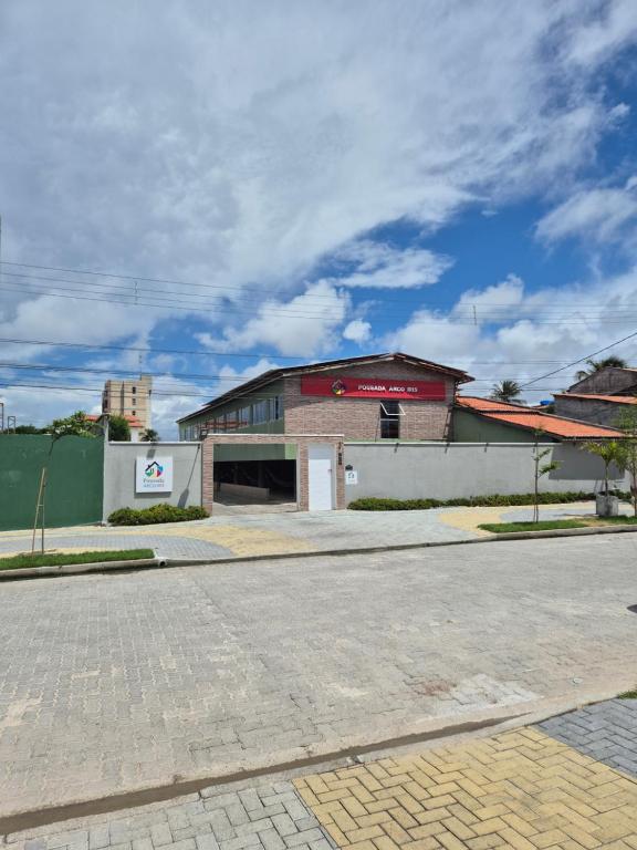 福塔莱萨Pousada Arco Iris Fortaleza的大楼前的一个空停车位