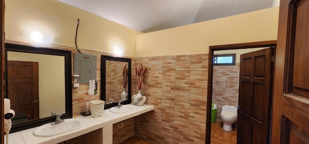 SipacateCasa Guadalupe的一间带两个盥洗盆和卫生间的浴室