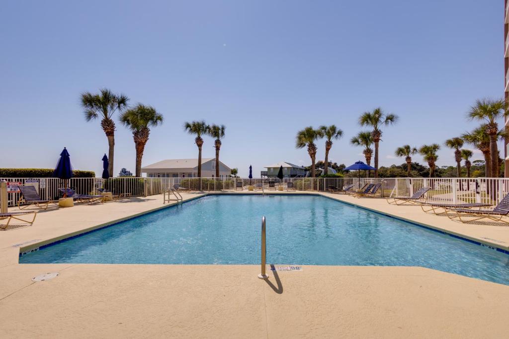 Gulf Shores Condo with Balcony 2 Mi to Fort Morgan!内部或周边的泳池
