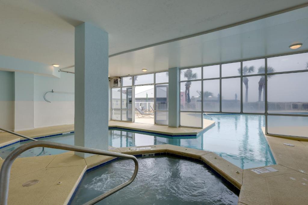 Gulf Shores Condo with Balcony 2 Mi to Fort Morgan!内部或周边的泳池