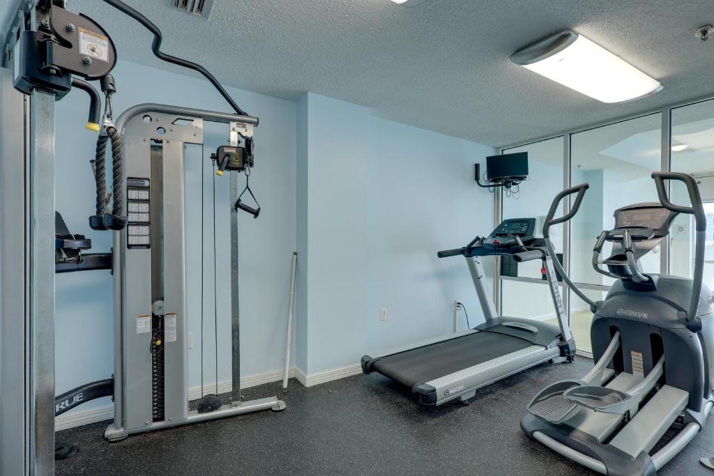 Gulf Shores Condo with Balcony 2 Mi to Fort Morgan!的健身中心和&#47;或健身设施