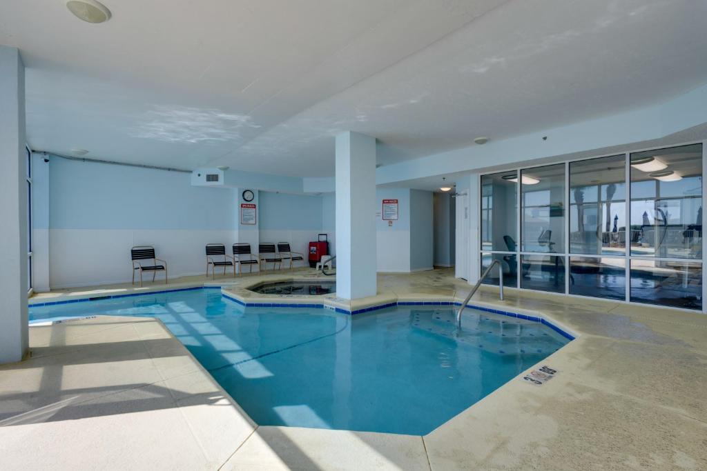Gulf Shores Condo with Balcony 2 Mi to Fort Morgan!内部或周边的泳池