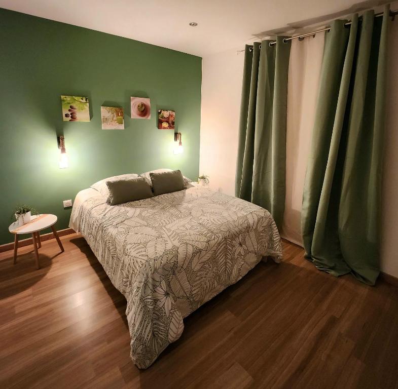 Le LambertAu Doux Refuge的一间卧室设有一张床和绿色的墙壁