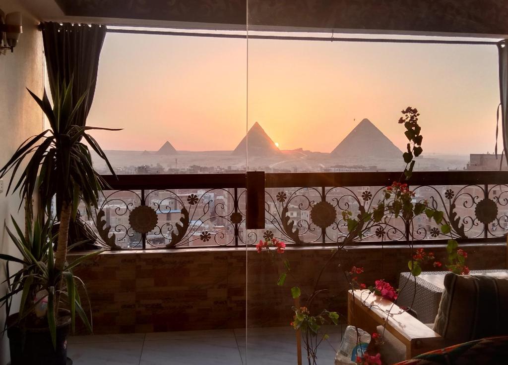开罗Giza Pyramids View Guest house的从房间内的窗户可欣赏到金字塔的景色