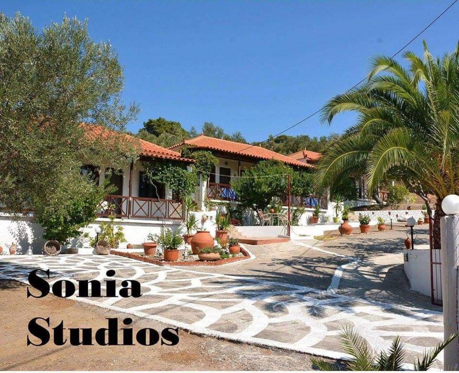 Nees KidoniesSonia Studios的一座有标志的房屋,上面写着Santa subilus