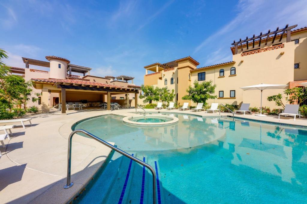 卡波圣卢卡斯Cabo San Lucas Home Less Than 3 KM to Quivira Golf Club的一座位于庭院的大型游泳池,庭院内有一座建筑