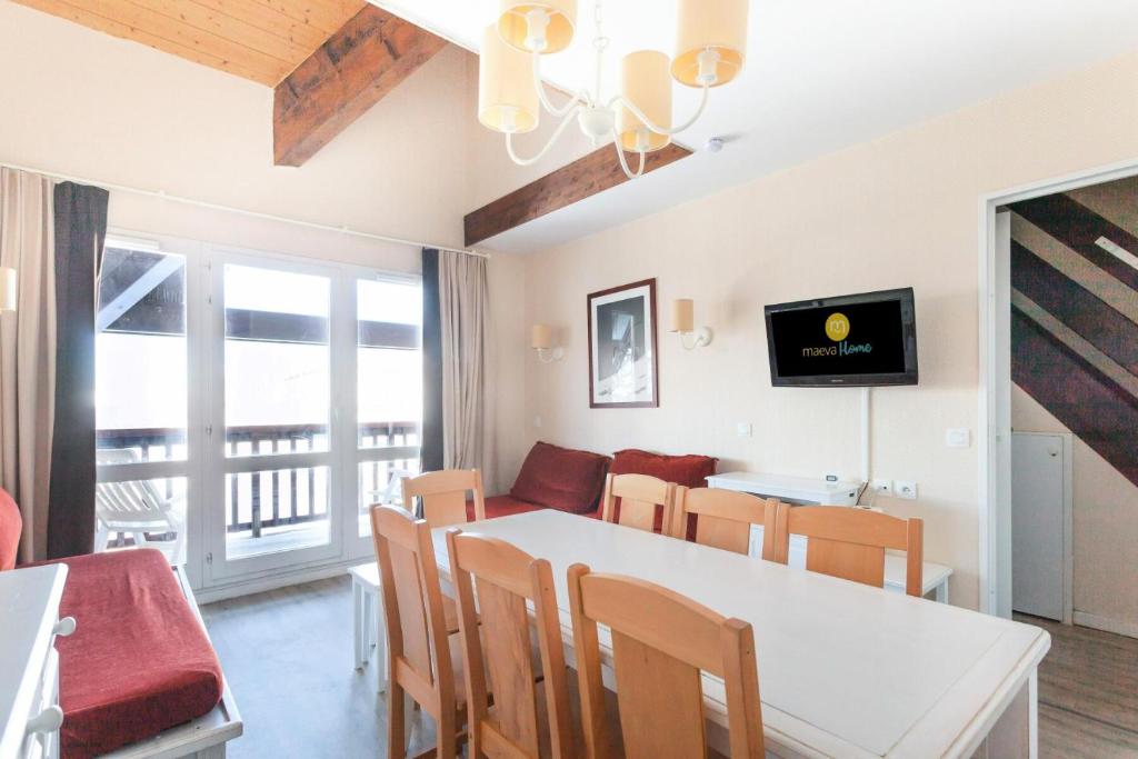 Le DésertRésidence Le Thabor - maeva Home - Duplex 3 pièces 7 personnes Confort 73的用餐室以及带桌椅的起居室。