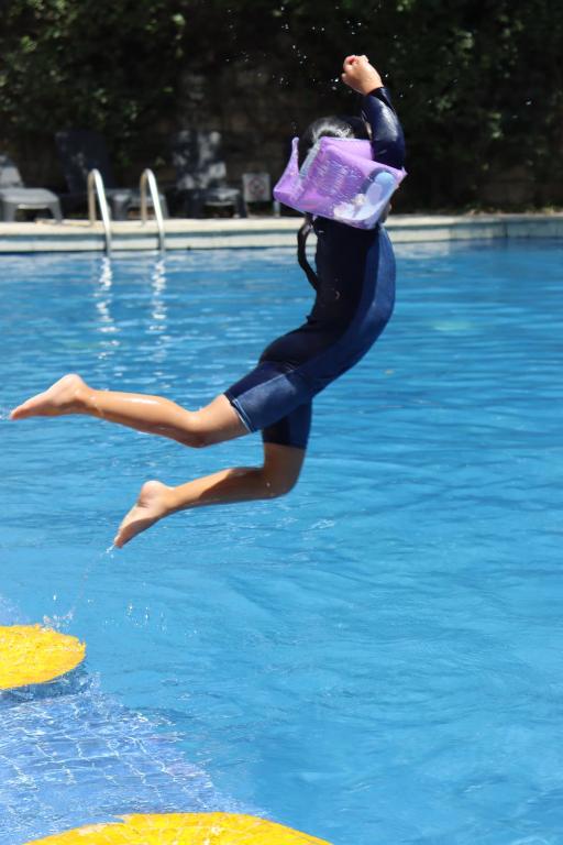 蒙特雷蒙特雷谷诺富特酒店的女人跳进游泳池