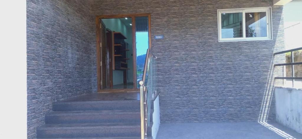 乌提Sandy Luxury 4 Bhk Villa的通往砖砌建筑的楼梯门