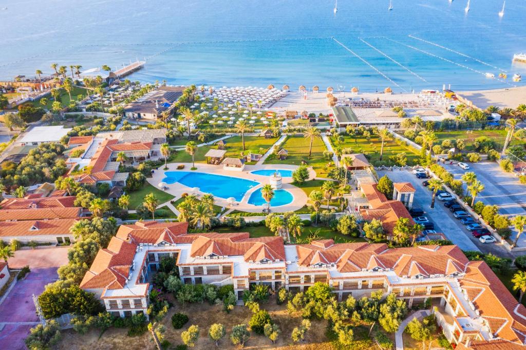 YumruAlaçatı Beach Resort的享有带游泳池和海洋的度假村的空中景致