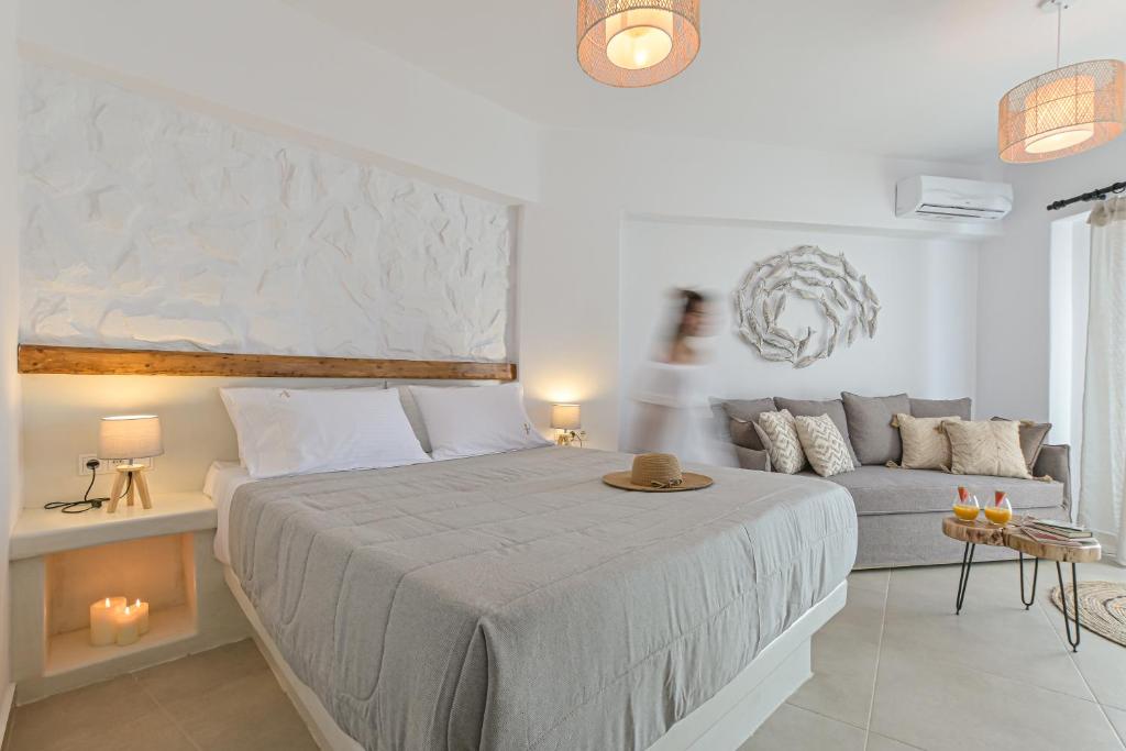 纳克索乔拉Naxos Finest Hotel & Villas的白色卧室配有床和沙发