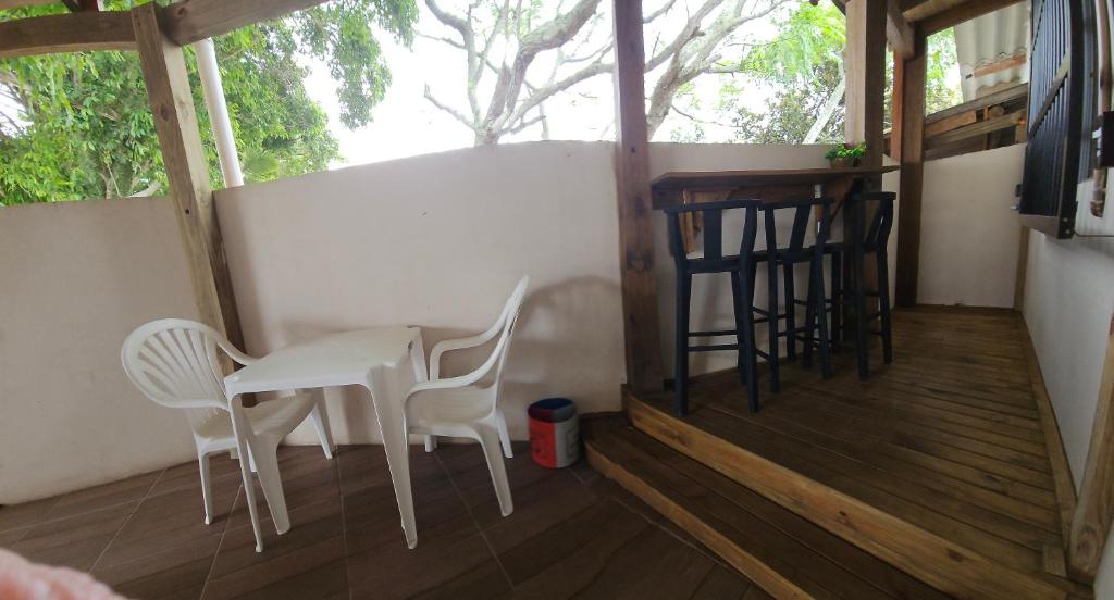 纳韦甘蒂斯Casa Canto do Farol的一个带两把椅子和一张桌子的小门廊