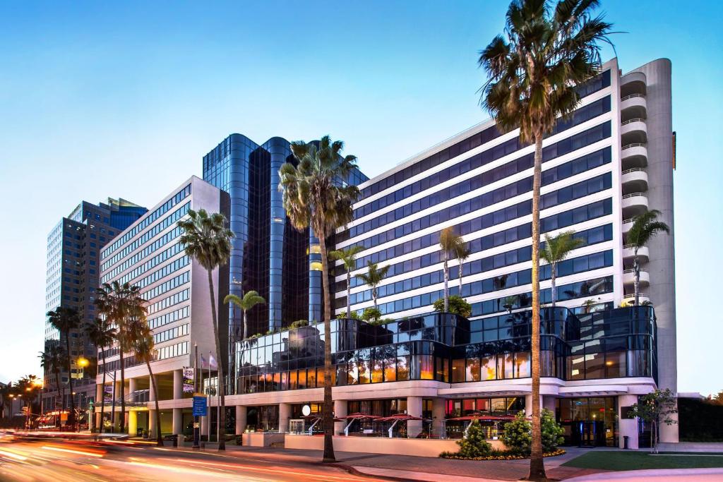 长滩Marriott Long Beach Downtown的一座棕榈树环绕的大建筑