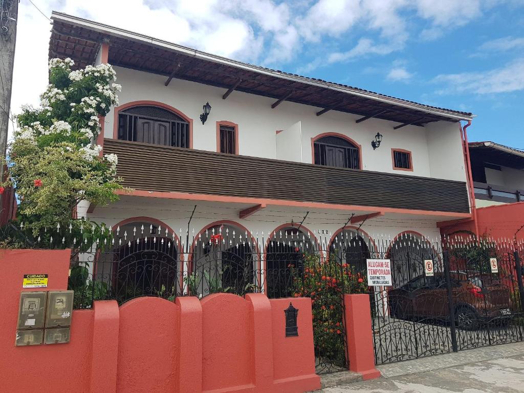 伊列乌斯APART STUDIOS PONTAL的前面有红墙的房子