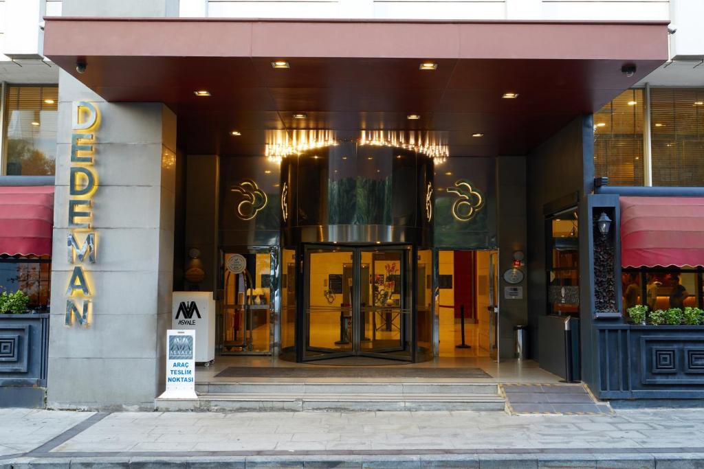 伊斯坦布尔伊斯坦布尔德德曼酒店的带有旋转门的建筑物入口