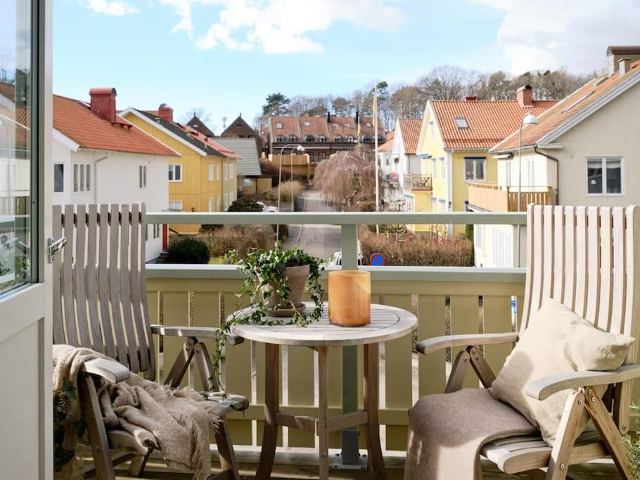 哥德堡The Majestic Residence -Liseberg - Svenska mässan的阳台配有桌椅和窗户。