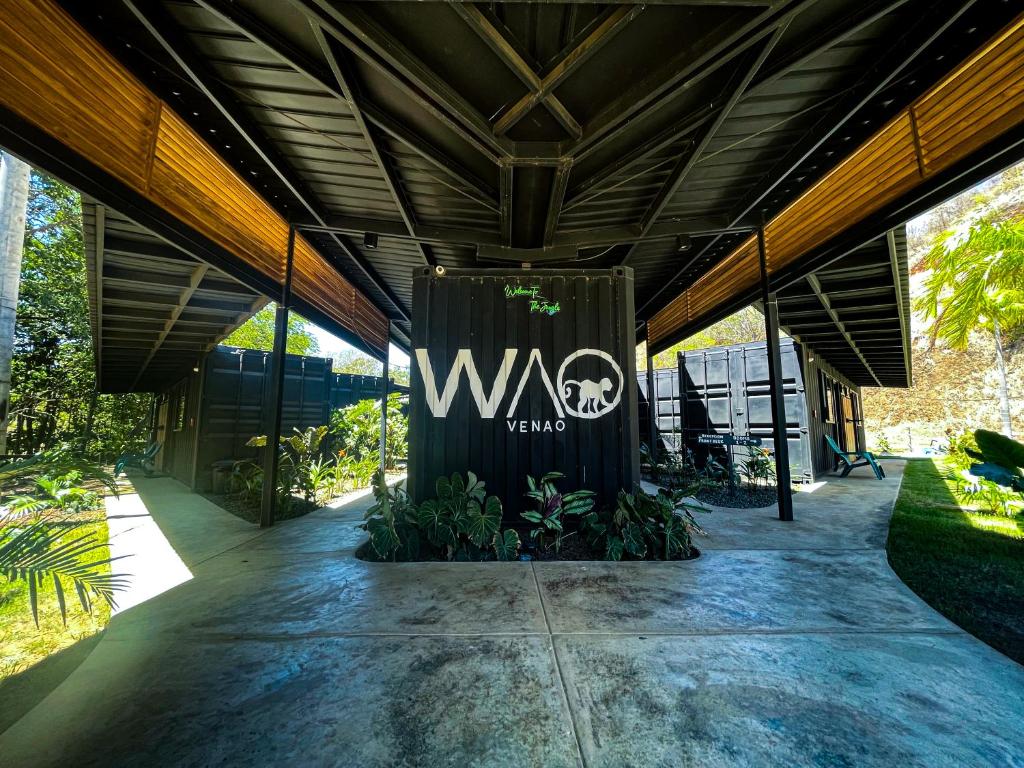 普拉纳维瑙Wao Jungle Venao的建筑中间的Wii标志