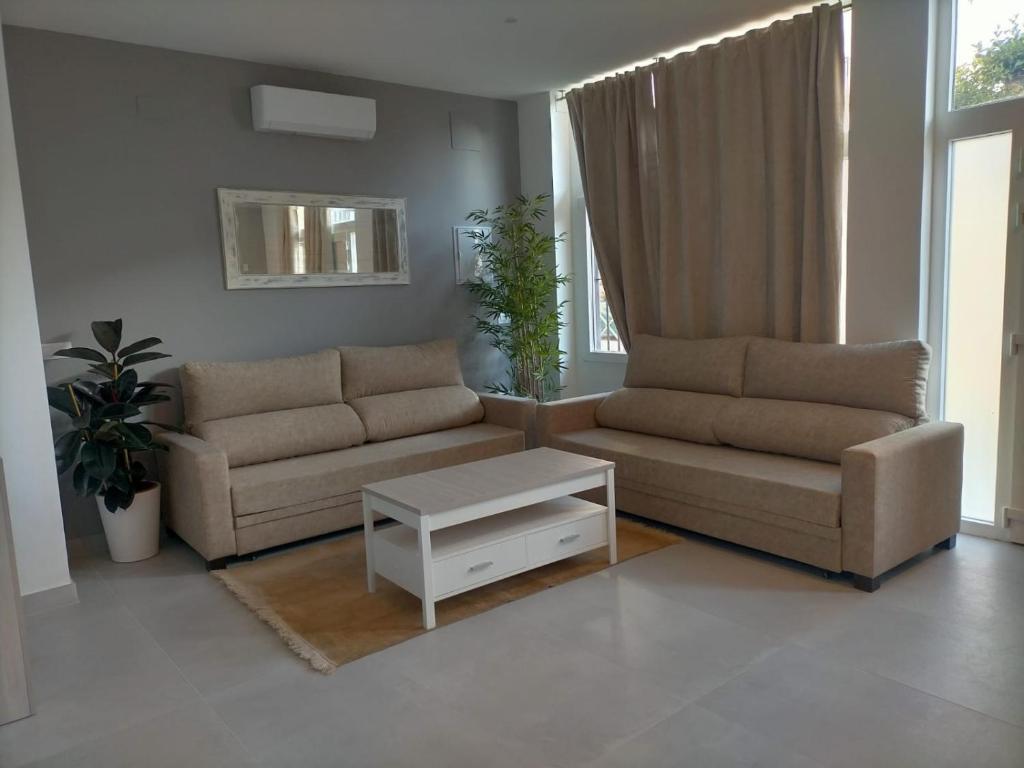 巴埃萨Baeza aloja的客厅配有两张沙发和一张咖啡桌