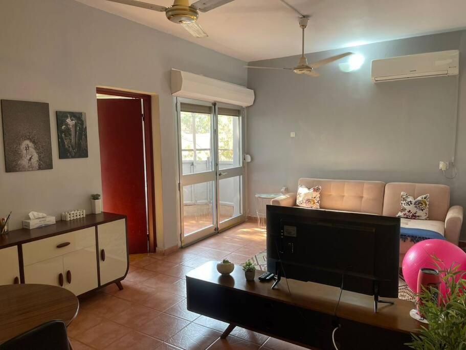 La PlaineA cozy one-bedroom in Heron, Djibouti的带沙发和电视的客厅