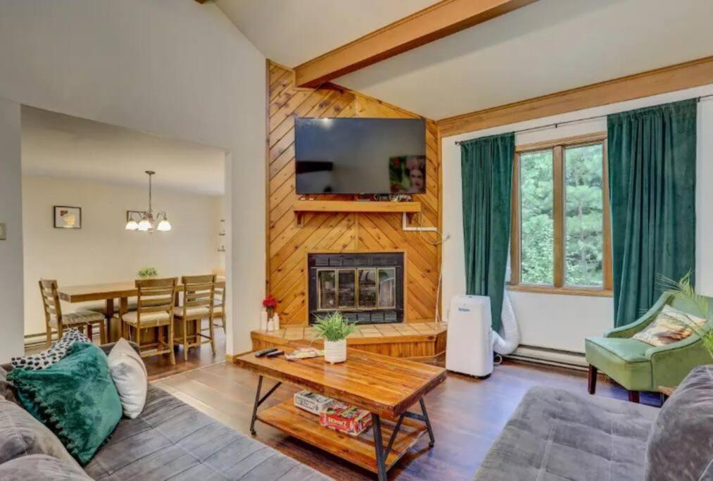 莱克哈莫尼Big Boulder Family • King Suite w/ Jacuzzi •的客厅配有沙发和桌子
