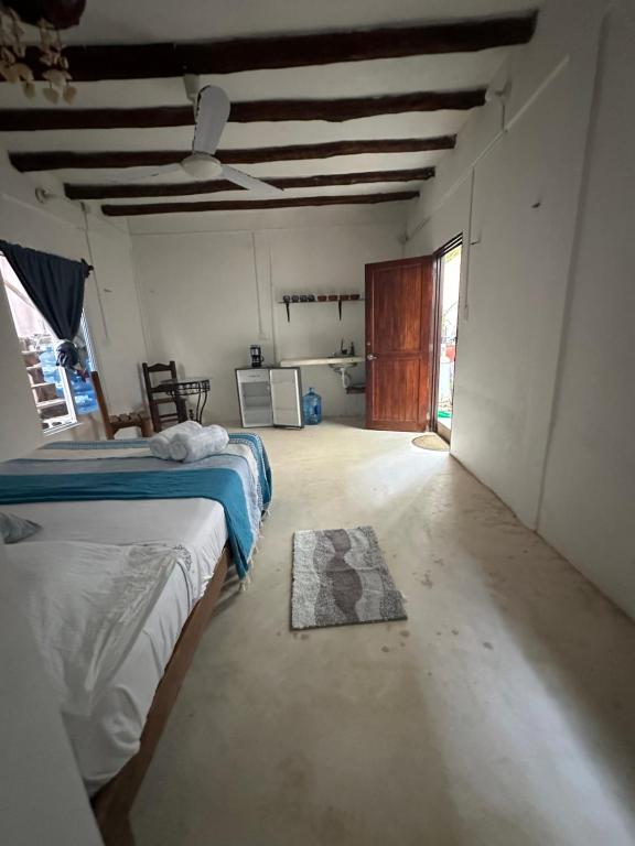 奥尔沃克斯岛Cuarto chingui的一间设有两张床的客房,地板上铺有地毯。
