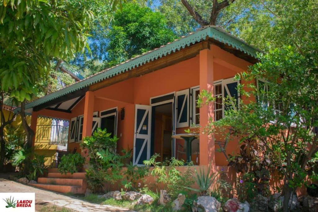海地角Lakou Breda的一座小橘子房子,有树