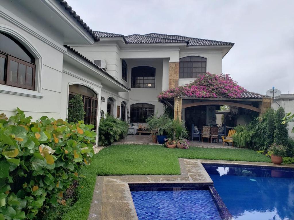 瓜亚基尔Casa en Samborondón的庭院中带游泳池的房子