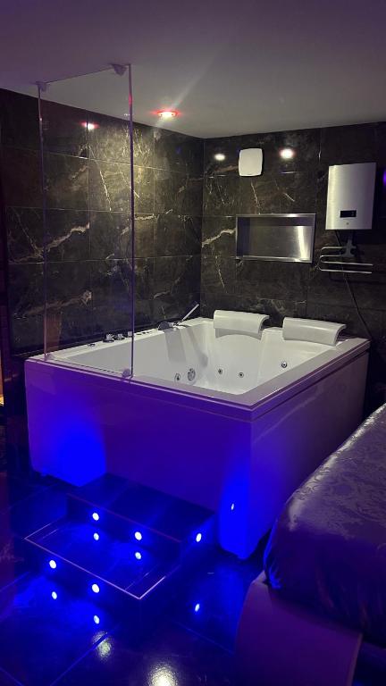 弗内1001 nuits F的浴室内设有一个蓝色灯光的大浴缸