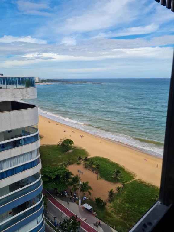 维拉维尔哈Flat Praia da Costa的从大楼欣赏海滩美景