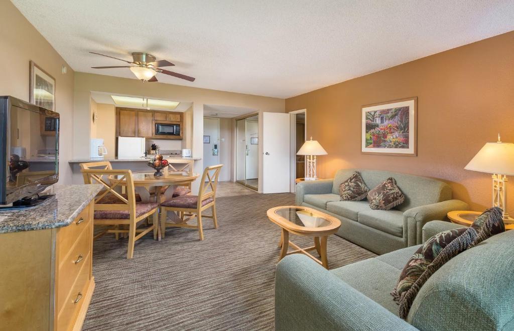 棕榈泉WorldMark Palm Springs - Plaza Resort and Spa的带沙发的客厅和用餐室