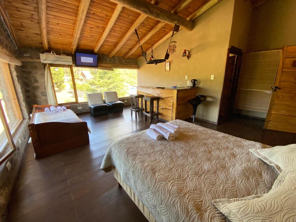 波特雷罗德洛斯弗内斯Sierras Oasis Apart的一间带两张床的卧室和一间客厅