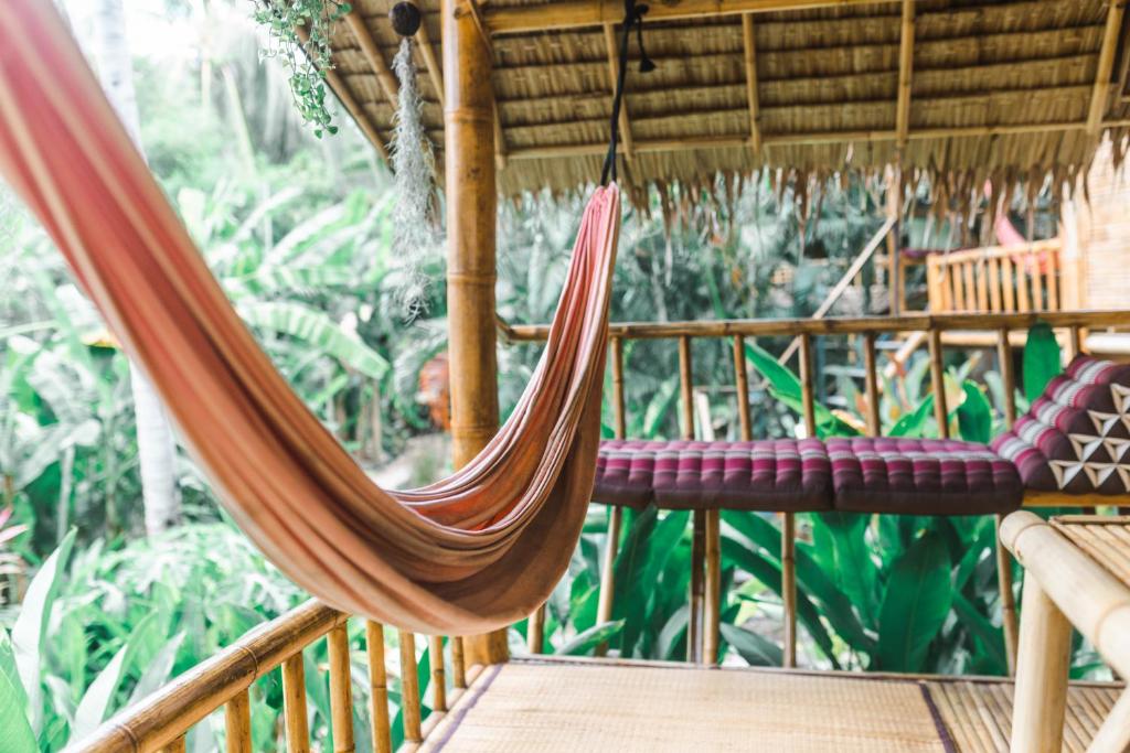西塔努Bamboo Bay Island Resort的房屋门廊上的吊床