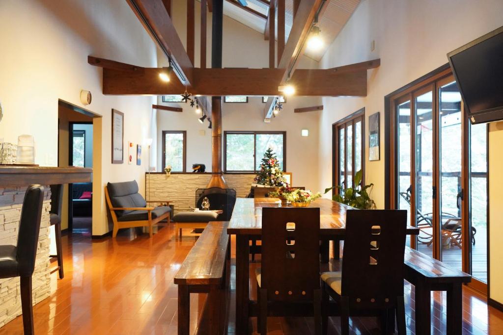 白马村熊山旅舍的用餐室配有长木桌子和椅子