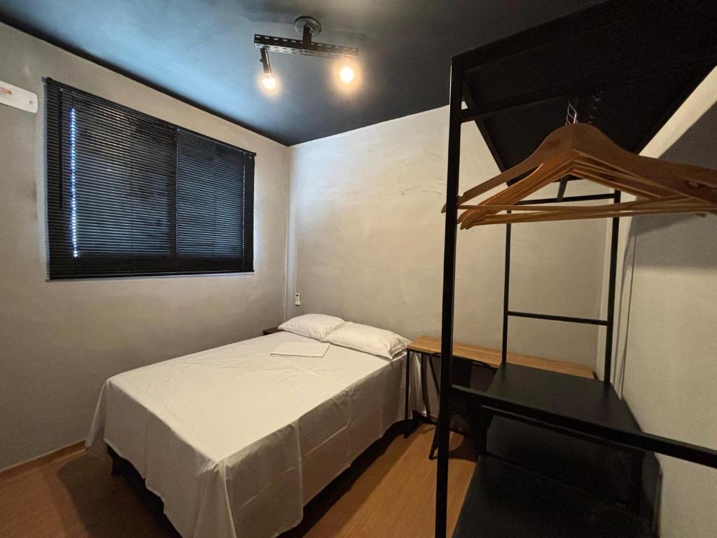 卡贝德卢Apto praia ponta de campina的一间卧室配有一张床和一张双层床。