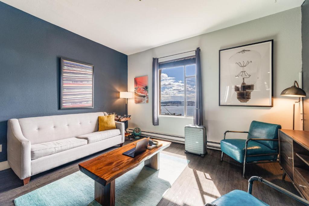 西雅图Oxford Apartment by At Mine Hospitality的客厅配有沙发和桌椅