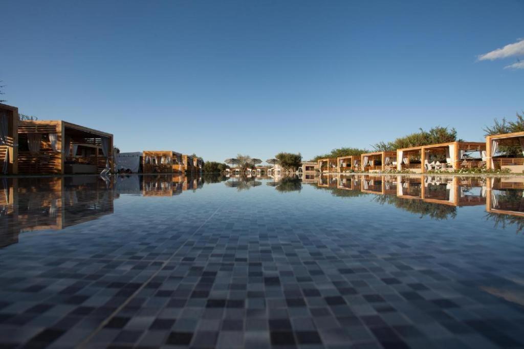 马拉喀什THE FARM LODGES & Private pool的享有河流美景,设有房屋和建筑