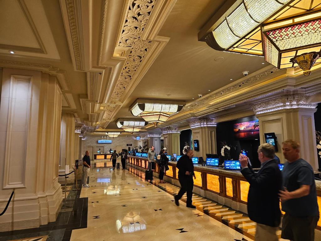 拉斯维加斯Executive Unit by the Strip Las Vegas的一群站在赌场大厅的人