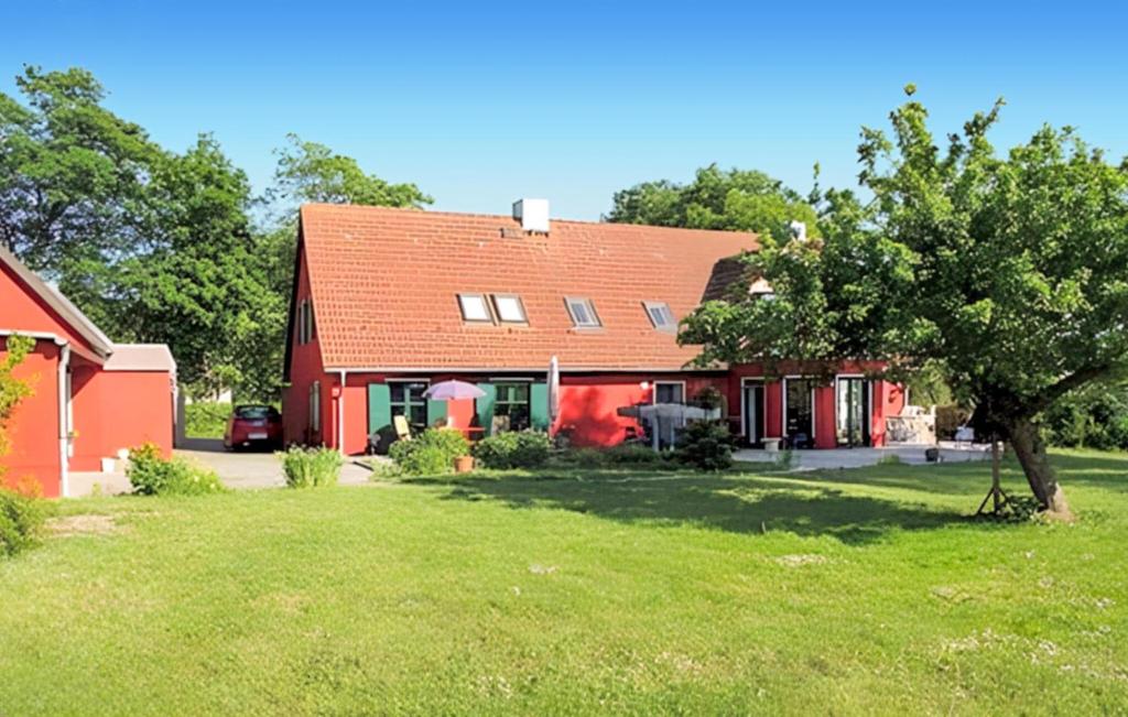 KölpinBeautiful Home In Klpin With Kitchen的院子里有树的红色房子