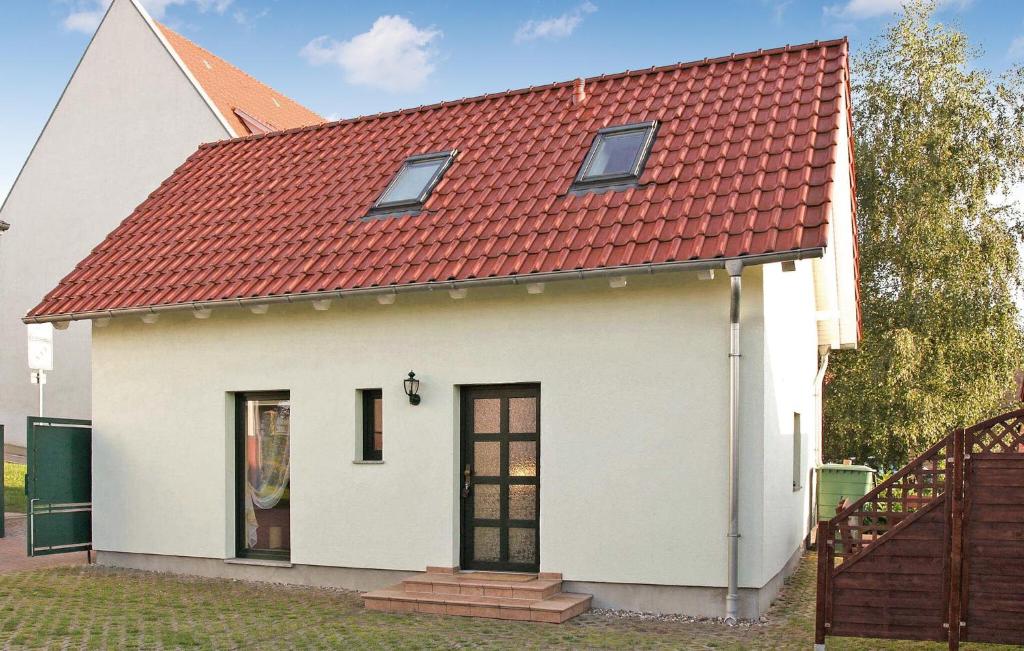 费尔德伯格1 Bedroom Gorgeous Home In Feldberger Seenlandsch的一间白色的小房子,有红色的屋顶