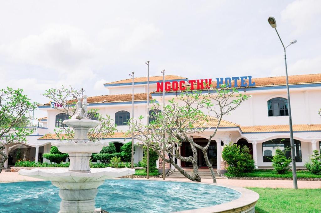朔庄NGOC THU HOTEL的建筑物前的喷泉