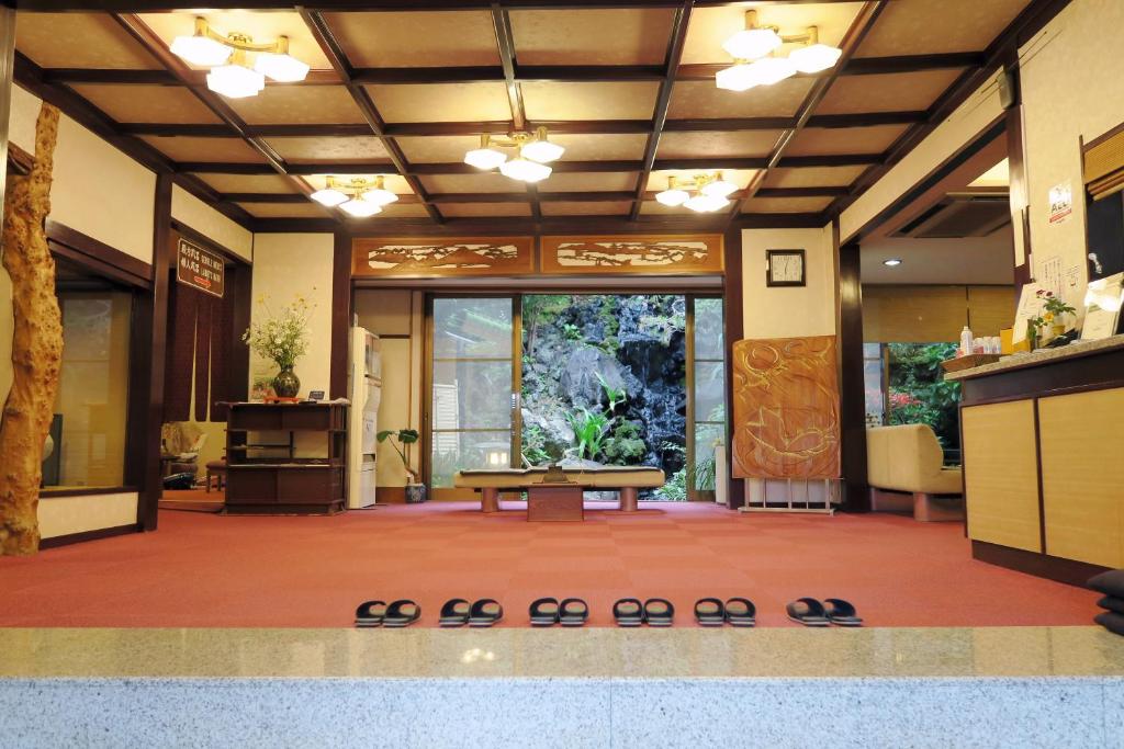 伊东阳气馆伊东温泉日式旅馆的大厅,房间中间设有桌子