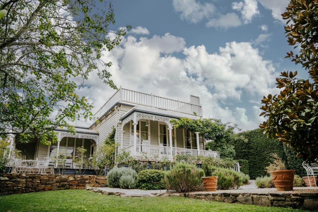 戴尔斯福特Lake Daylesford Country House的白色的房子,带花园