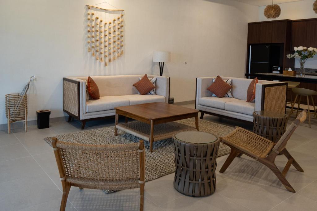 RuaMorika Villa的带沙发和桌椅的客厅