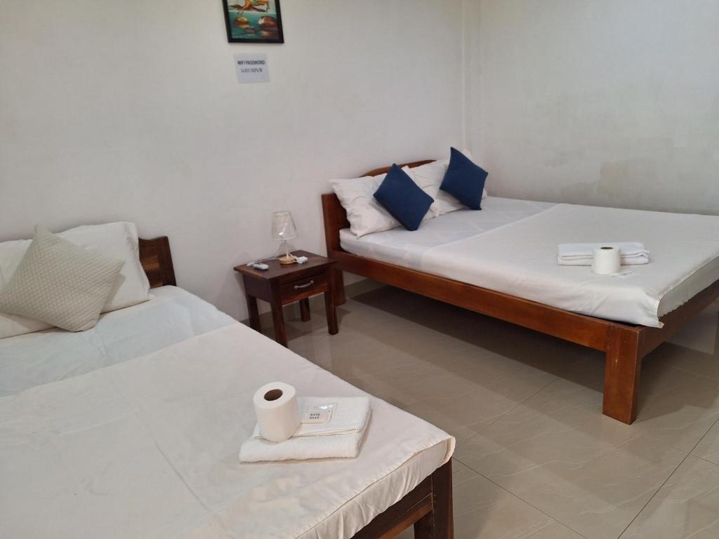 莫阿尔博阿欧斯特之家公寓的客房设有两张床和一张带毛巾的桌子。